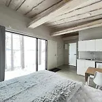 Дом отдыха Private Quality Suite, Sauna & Views