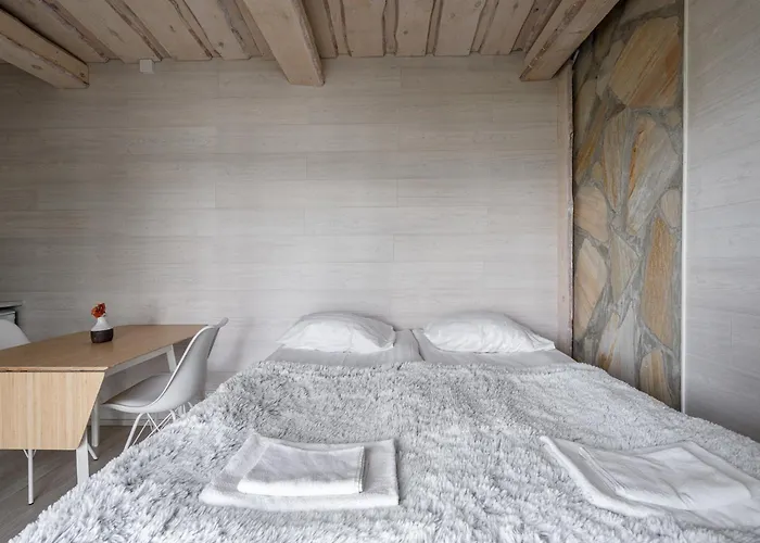 Private Quality Suite, Sauna & Lake Views 度假居 *